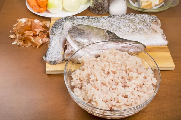 Carne de peixe e pele de lúcio com a cabeça — Fotografia de Stock