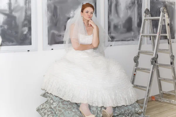 Bride in workshop of the artist — Stock Photo, Image