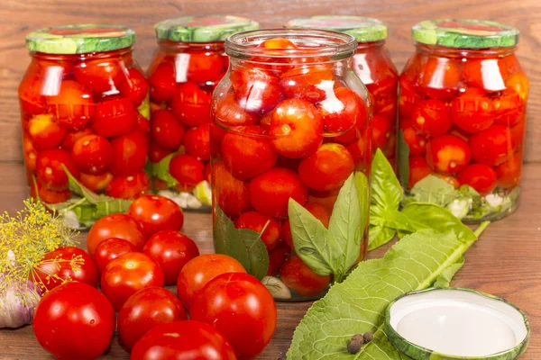 Konzervování rajčat — Stock fotografie