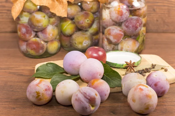 Marinating plums — Stock Photo, Image