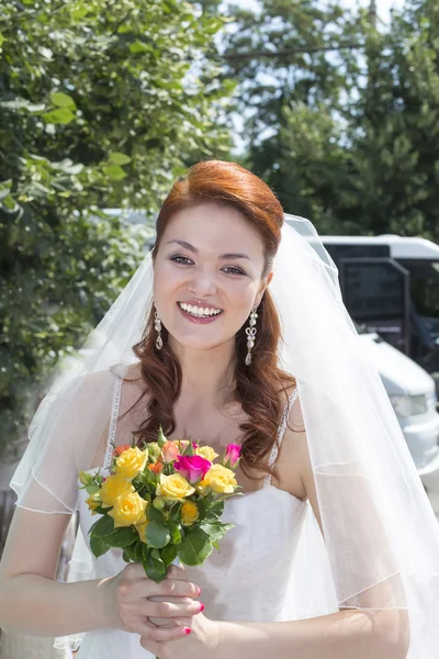 Braut mit einem Blumenstrauß — Stockfoto