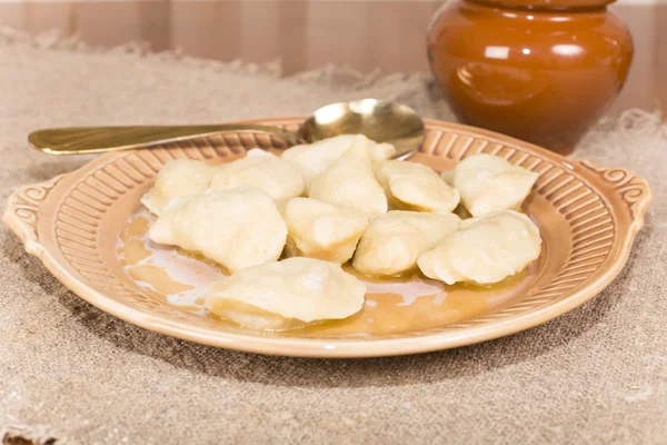 Zelfgemaakte knoedels met vlees — Stockfoto