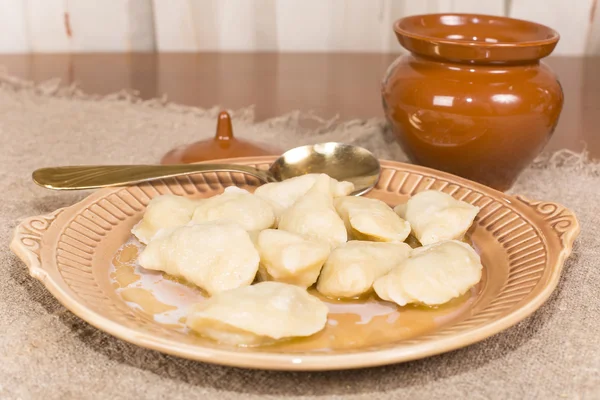 Zelfgemaakte knoedels met vlees — Stockfoto