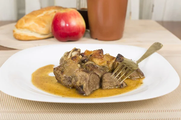 Liver baked with apples — Stock Photo, Image