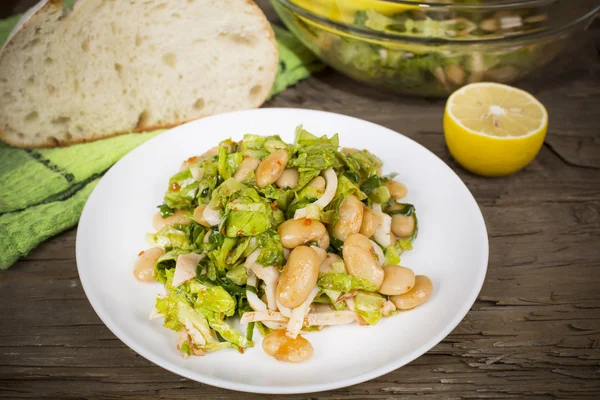 Sallad med bönor och bläckfisk — Stockfoto