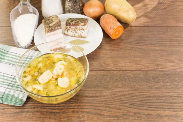 Suppe mit Klößen und Schinken — Stockfoto