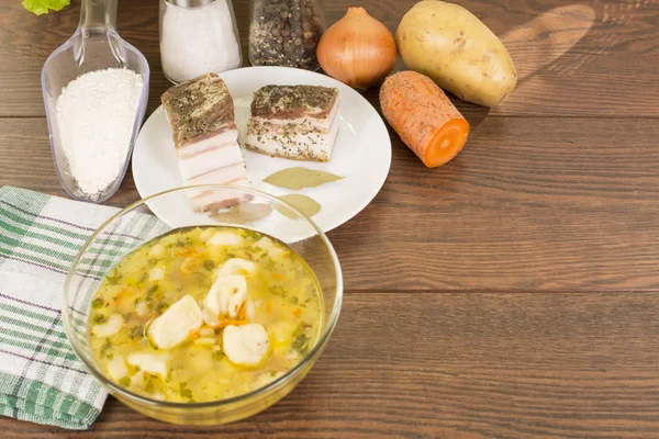 Suppe mit Klößen und Schinken — Stockfoto