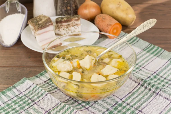 Suppe mit Klößen und Schinken — Stockfoto