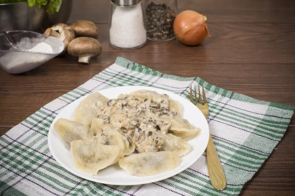 Dumplings with mushroom sauce — Stock Photo, Image