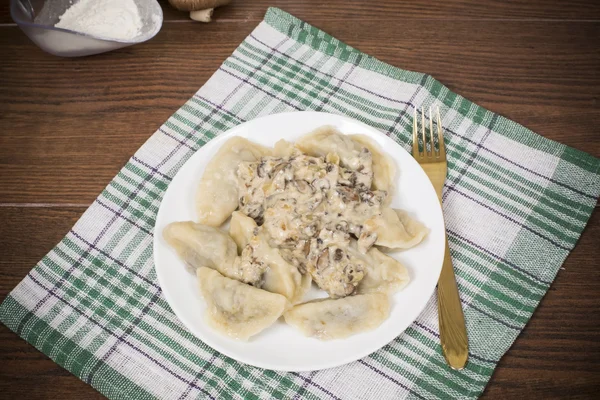 Dumplings met champignonsaus — Stockfoto