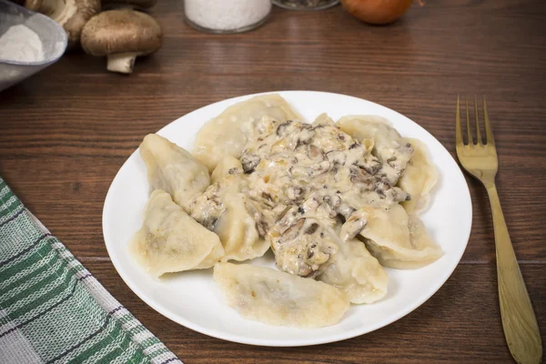 Dumplings with mushroom sauce — Stock Photo, Image