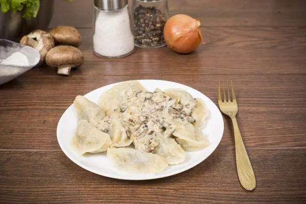 Dumplings with mushroom sauce — Stock Photo, Image