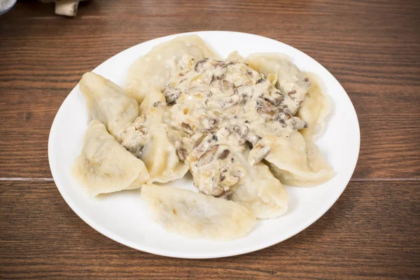 Dumplings with mushroom sauce — Stock Photo, Image