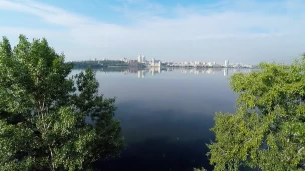 Panorama da cidade e do rio de uma altura — Vídeo de Stock