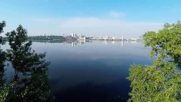 Panorama da cidade e do rio de uma altura — Vídeo de Stock