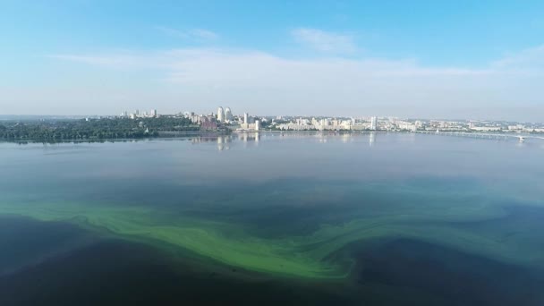 Panorama de la ville et de la rivière d'une hauteur — Video