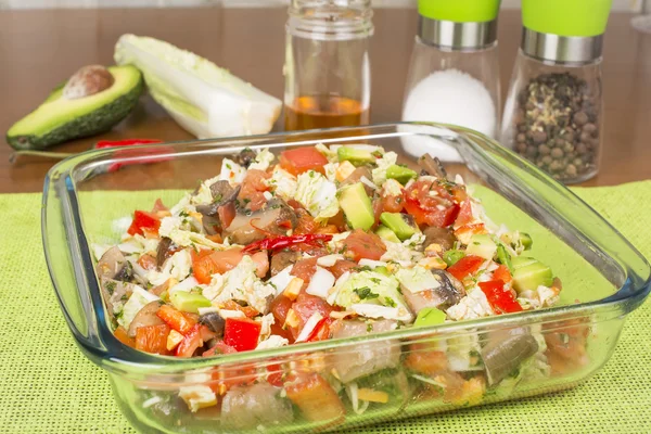 Salada de vários componentes em uma tigela de salada de vidro — Fotografia de Stock