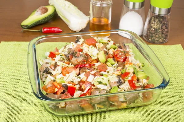 Salade de plusieurs composants dans un saladier en verre — Photo