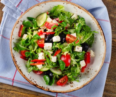 Beyaz peynirli Yunan salatası.