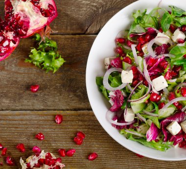 Beyaz peynir ve nar ile sağlıklı salata
