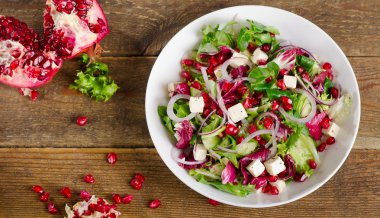 Beyaz peynir ve nar ile sağlıklı salata