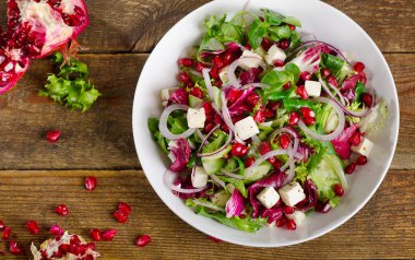 Beyaz peynir ve nar ile sağlıklı salata
