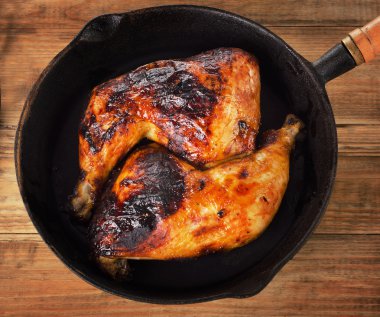 Kavrulmuş Tavuk budu demir tava üzerinde