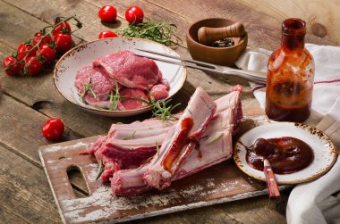 Çiğ dana kaburga, biftek, otlar 