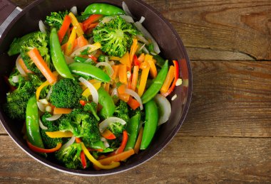 Vejetaryen stir fry bir tavada