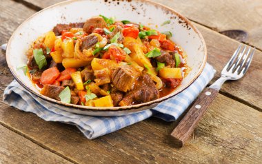 sığır eti güveç sebze ile