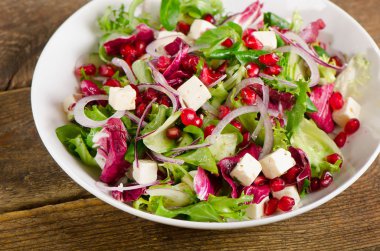 Beyaz peynir ve nar ile sağlıklı salata