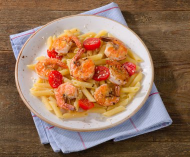 İtalyan makarna karides ve domates ile