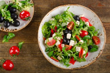 beyaz peynir ile taze sebze salatası