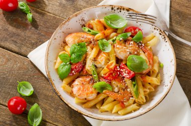Penne makarna karides, domates ve otlar ile