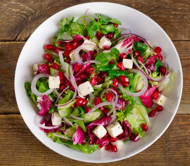 Beyaz peynir ve nar ile sağlıklı salata