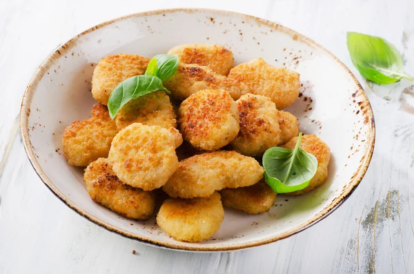 Kipnuggets in kom — Stockfoto