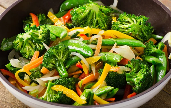 Las verduras se fríen en la cacerola —  Fotos de Stock