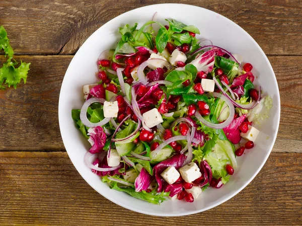 Salada saudável com feta e romã — Fotografia de Stock