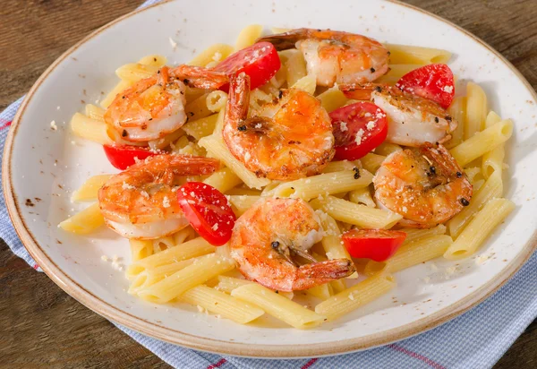 Pasta con camarones y tomates — Foto de Stock