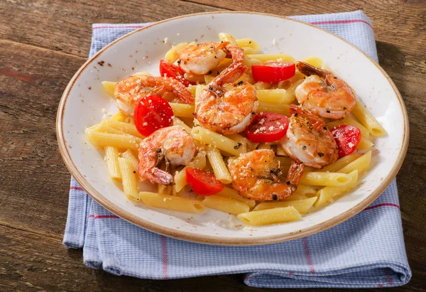 Pasta con gambas y tomates cherry — Foto de Stock