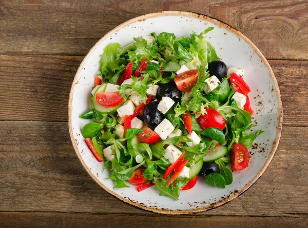 Салат из свежих овощей с сыром фета — стоковое фото
