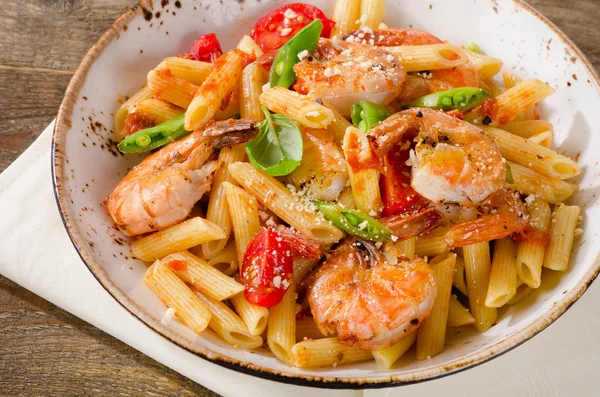 Penne pasta con camarones, tomates y hierbas — Foto de Stock