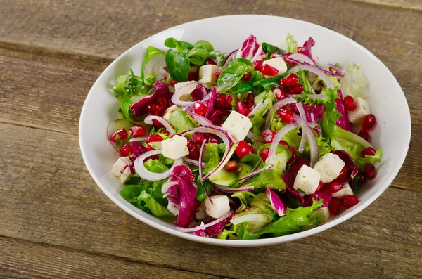 Salada saudável com feta e romã — Fotografia de Stock