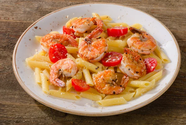 Pasta with shrimps and tomatoes — Stock Photo, Image