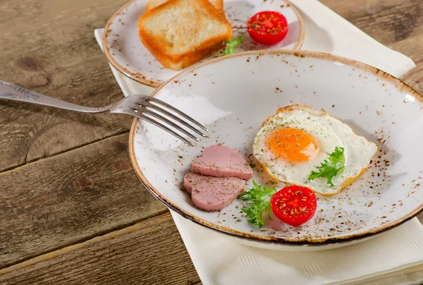 Petit déjeuner avec oeuf frit — Photo