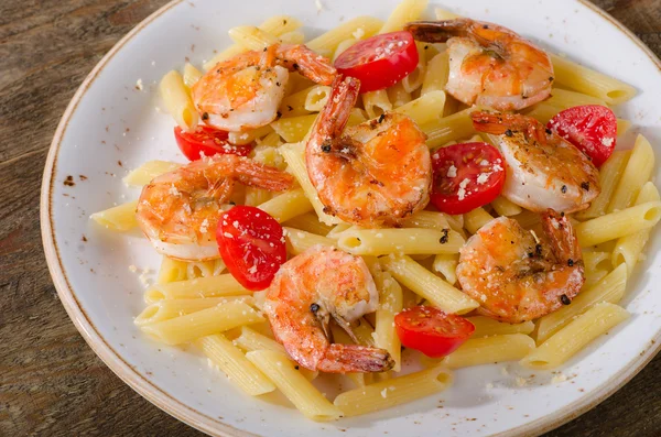 Pasta con camarones y tomates — Foto de Stock