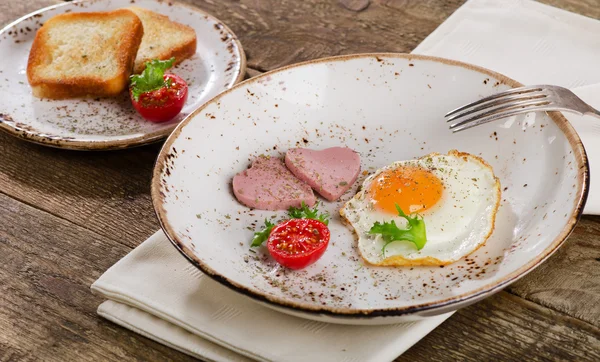 Traditioneel ontbijt met gebakken ei — Stockfoto