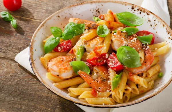 Penne pasta met garnalen, tomaten en kruiden — Stockfoto