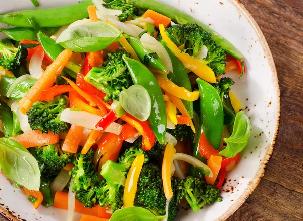 Вегетаріанський овоч перемішати смажити в тарілці . — стокове фото