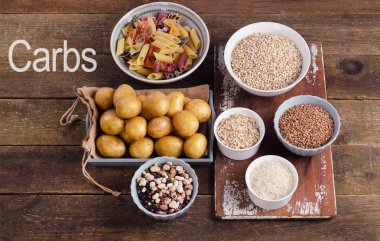 Karbonhidrat kaynakları ahşap arka plan üzerinde